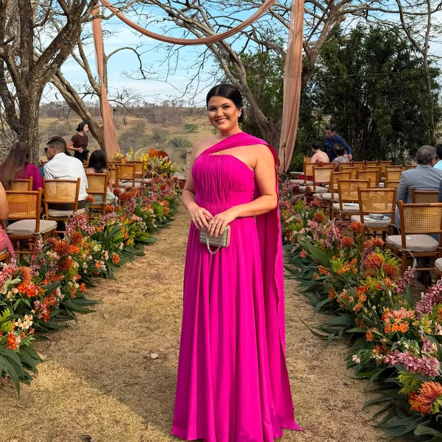 Madrinha com vestido fúcsia longo