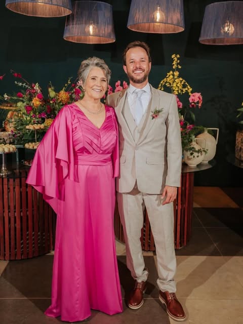 Mãe do noivo com vestido pink ao lado do filho