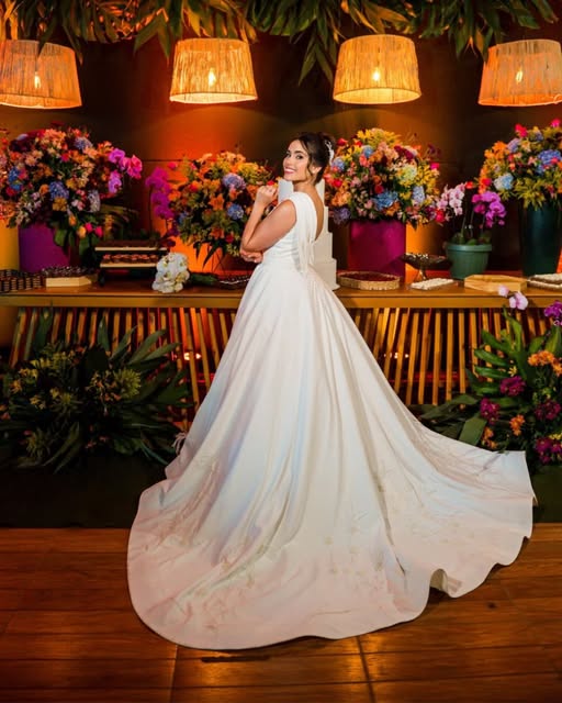 Noiva com vestido sob medida de cauda longa